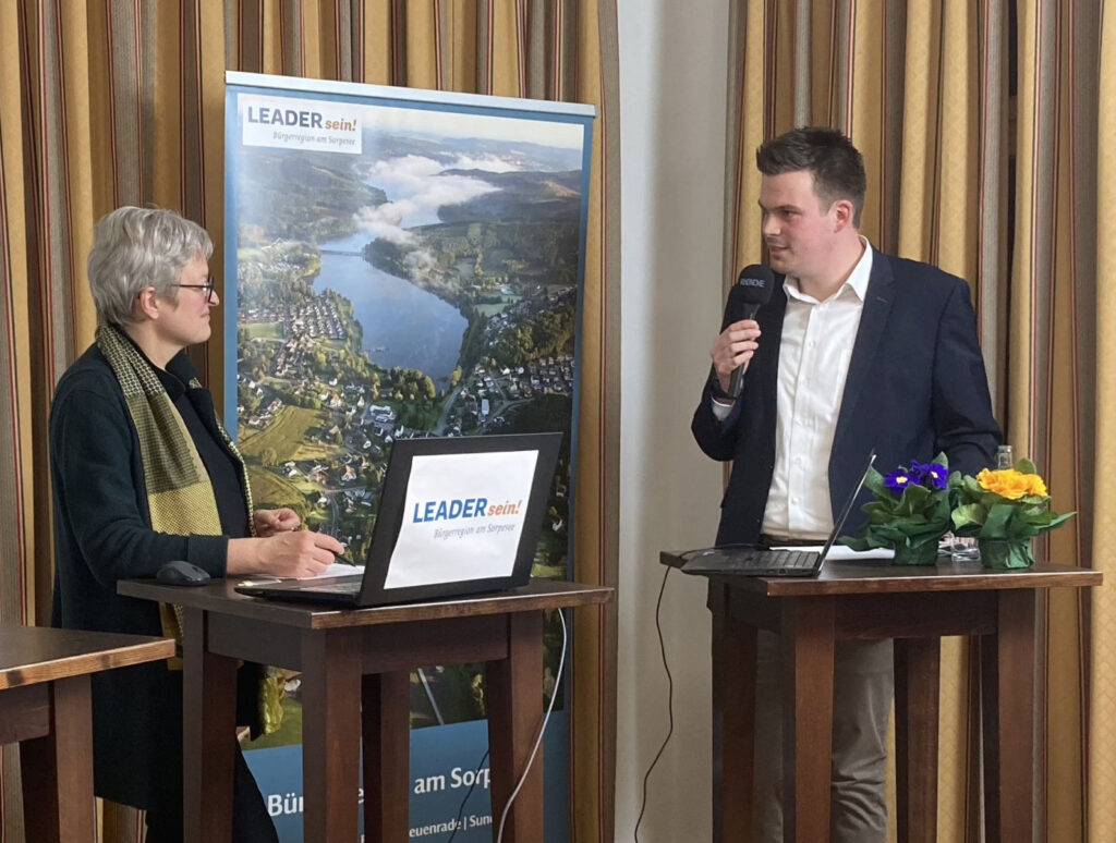Prof. Dr. Ursula Stein im Gespräch mit dem stellvertretenen Bürgermeister der Stadt Sundern Lars Dünnebacke